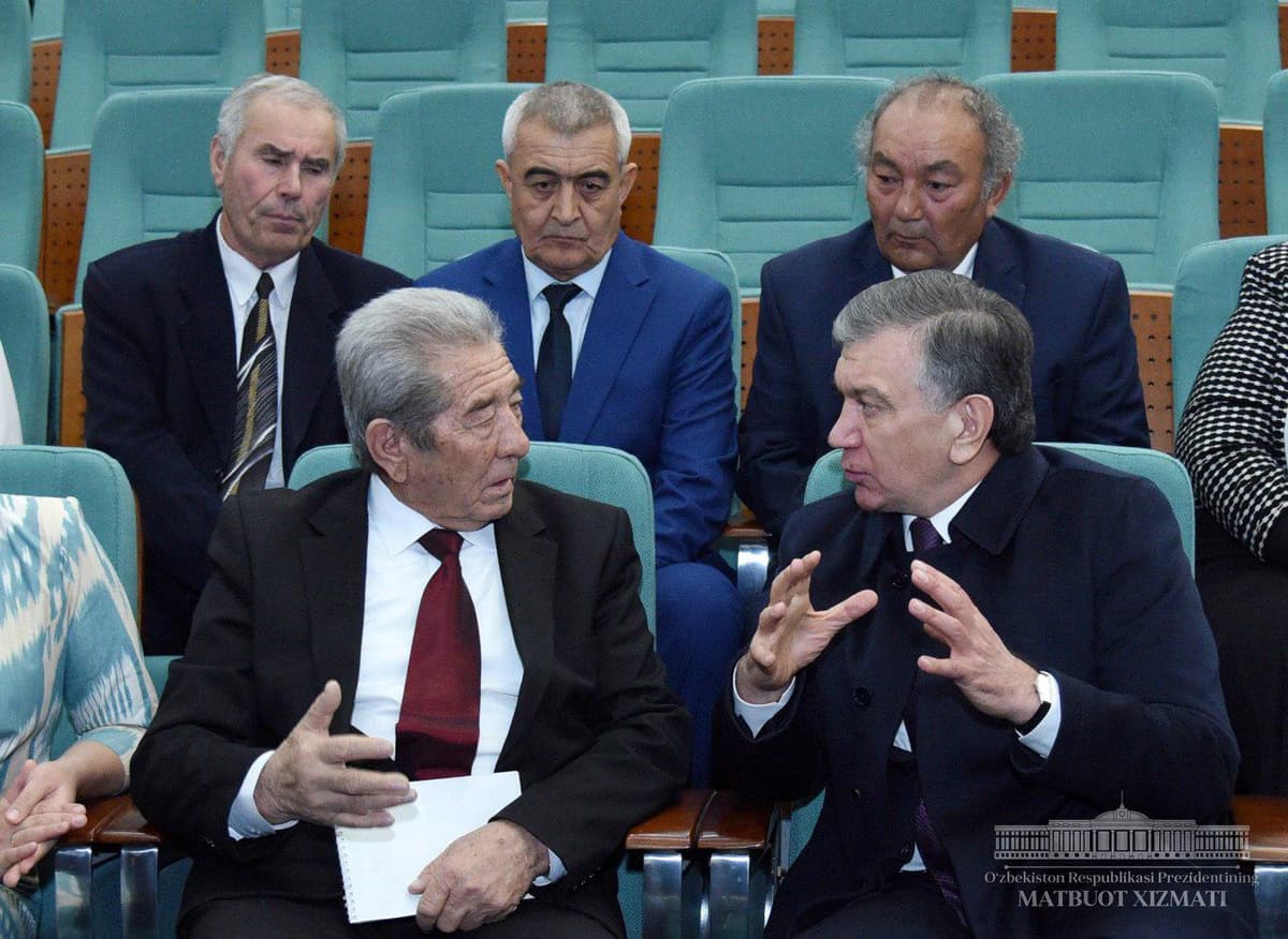 Президент Санъат саройи ва амфитеатрга борди, ижодкорлар учун кўп қаватли уй қурилади