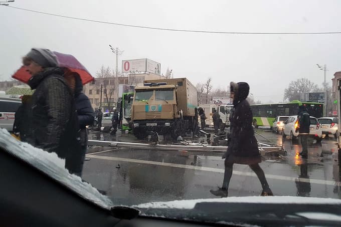 Toshkentda avtobus inkassator mashinasi bilan to‘qnashdi, haydovchi halok bo‘ldi