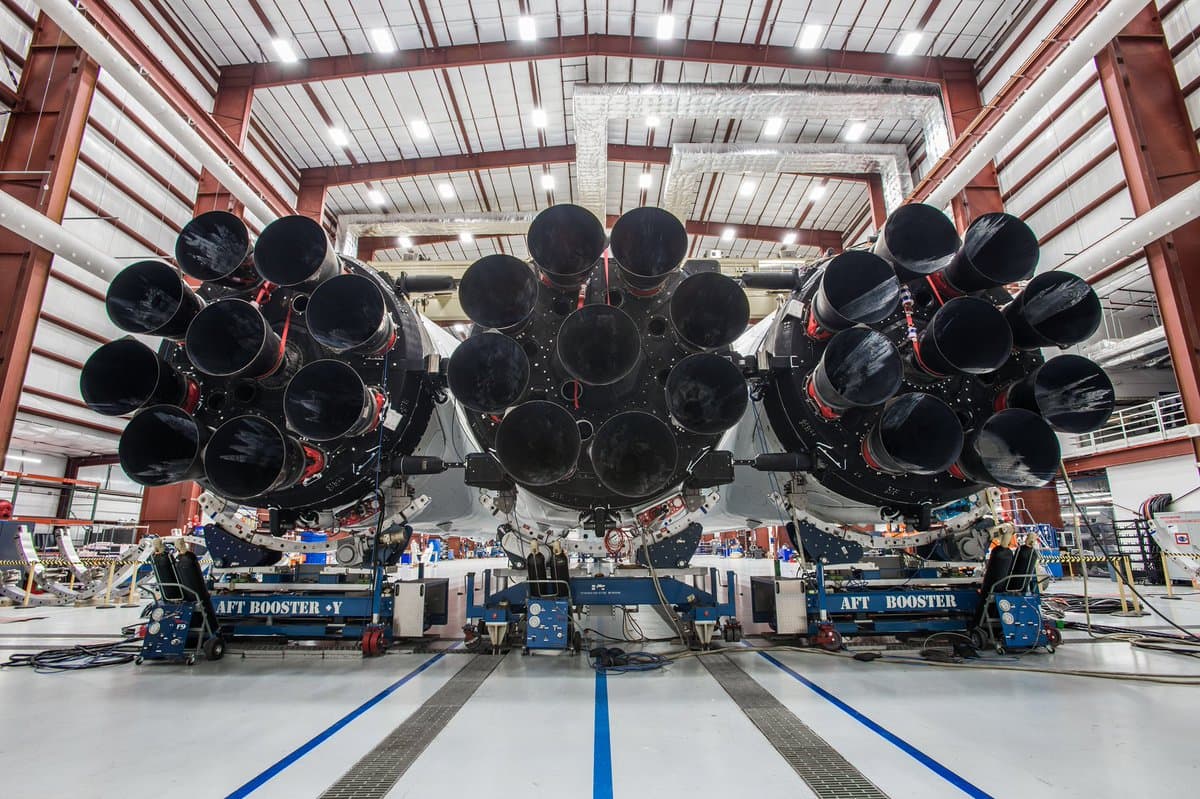 Falcon Heavy ракетасининг илк суратлари намойиш қилинди