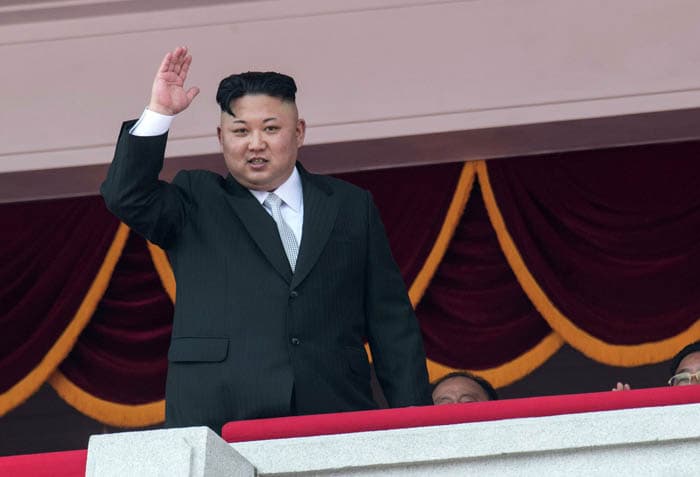 Kim Chen In otasining qabriga bordi va va'da berdi 