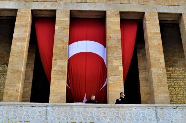 Turkiyada 260 dan ortiq davlat xizmatchisi ishdan haydaldi