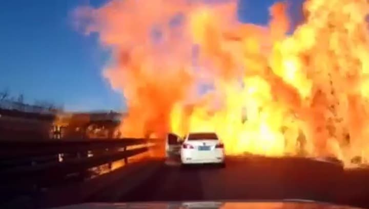 Xitoyda suyultirilgan gaz tashuvchi mashinaning falokatga uchrashi yong‘inga sabab bo‘ldi (video)