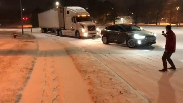 Videoxit: Tesla elektrokari yuk mashinasini qalin qordan olib chiqa oldi