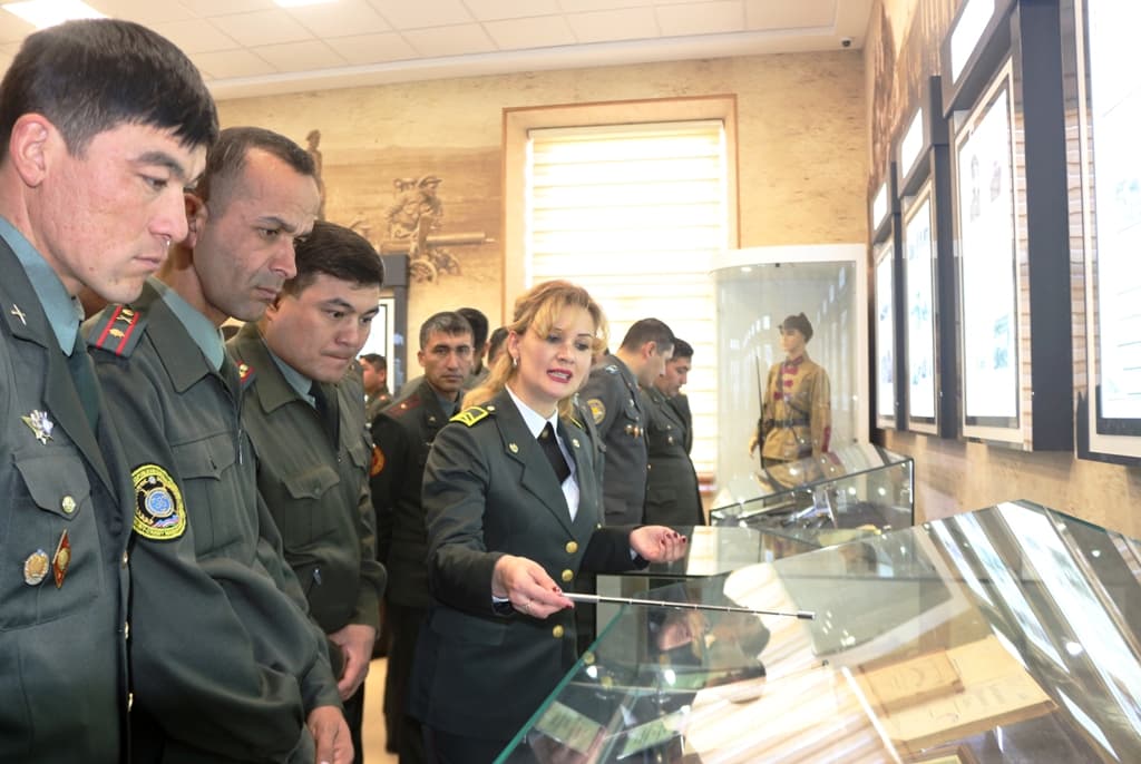 Qurolli Kuchlar akademiyasida harbiylar muammolari yuzasidan amaliy muloqot tashkil etildi