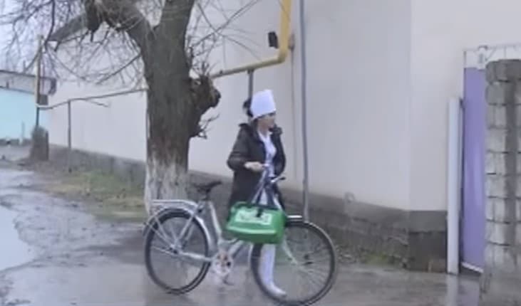 Patronaj hamshiralari velosipedda xizmat ko‘rsatmoqda (video)