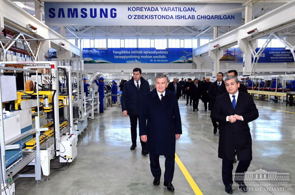 Mirziyoyev Nukusdagi Samsung zavodiga bordi