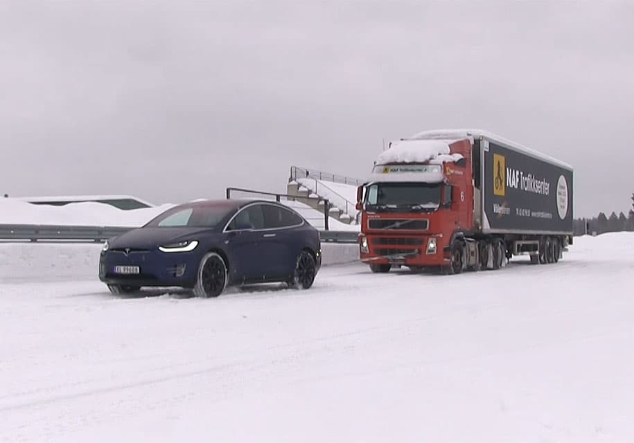 Tesla Model X 43 tonna keluvchi yuk mashinasini shatakka oldi