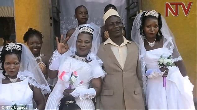 Ugandalik meva sotuvchi iqtisod qilish uchun bir kunda 3 ayolga uylandi