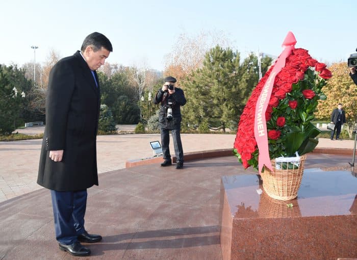Foto: Qirg‘iziston prezidenti Islom Karimov haykali poyiga gul qo‘ydi