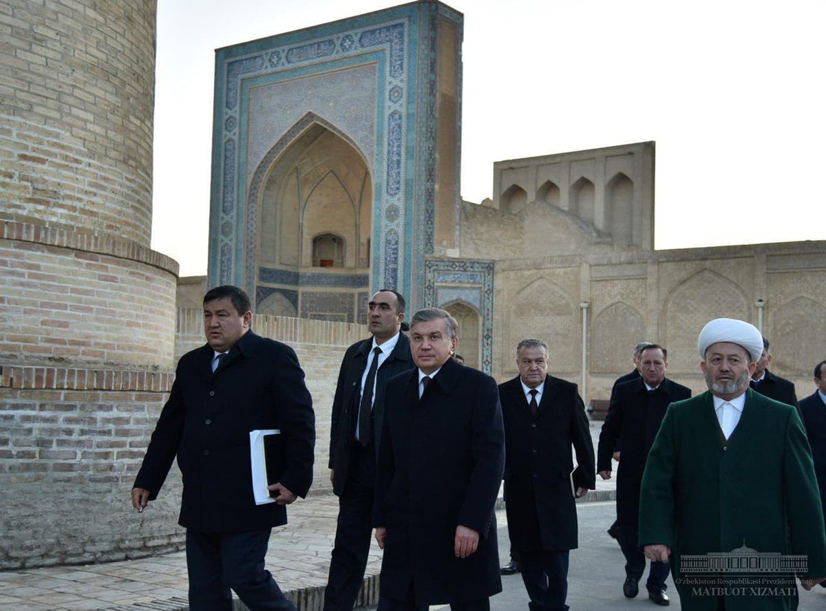 Shavkat Mirziyoyev Buxoroda sayyohlar uchun qurilayotgan mehmonxonalar va choyxonalar bilan tanishdi