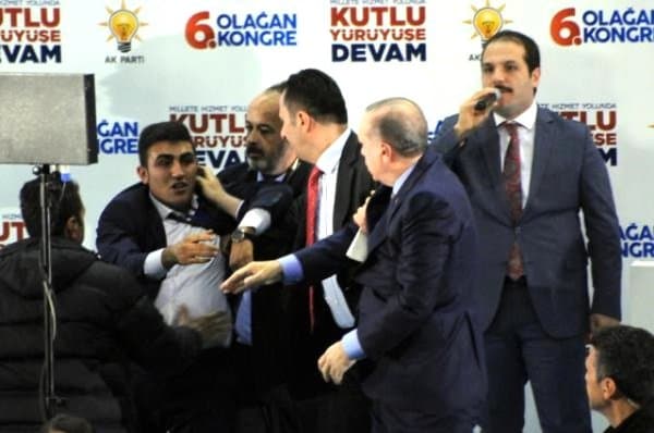 Erdo‘g‘anni quchmoqchi bo‘lgan erkak to‘xtatib qolindi (video)   