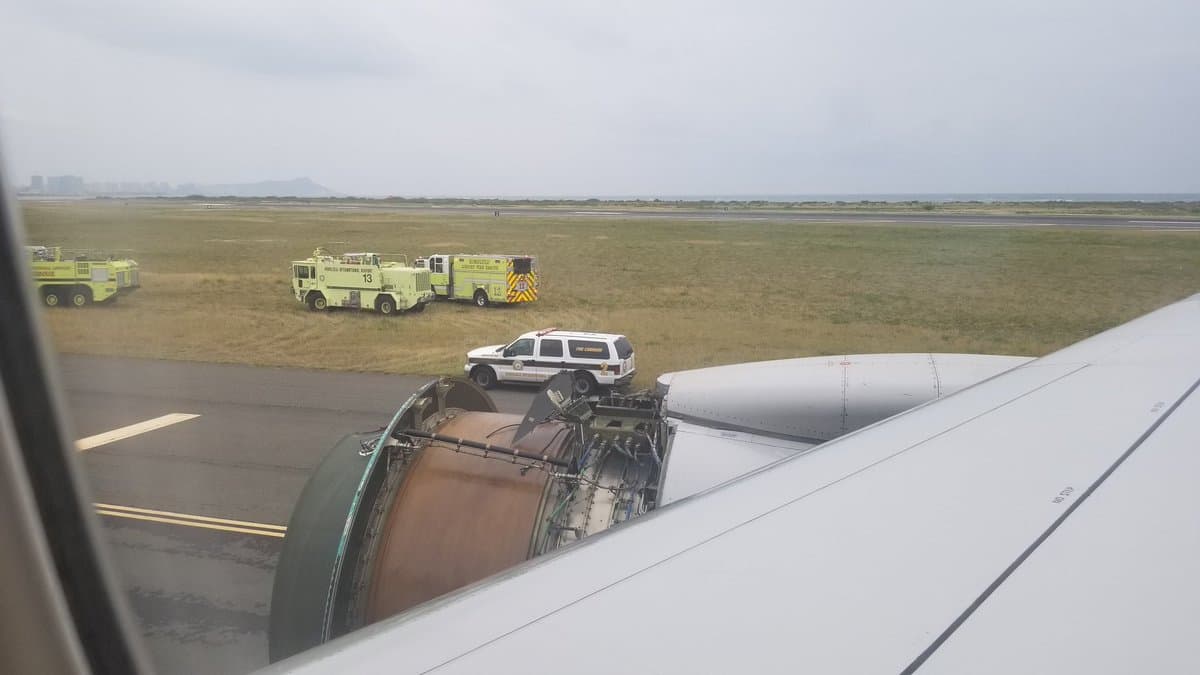 Boeing dvigateli Tinch okeani uzra parvoz vaqtida «sochilib» ketdi