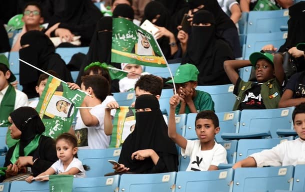 Saudiya Arabistonida ilk bor ayollar futbol uchrashuviga tashrif buyurdilar 