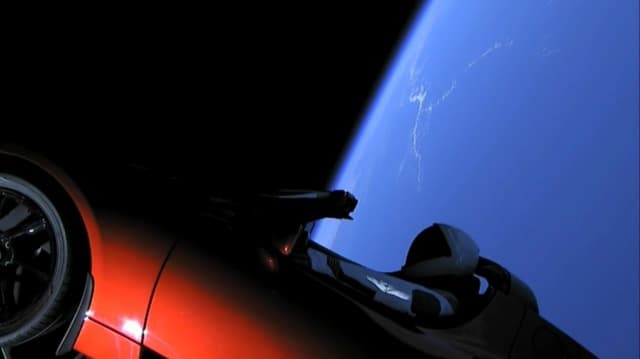 Va nihoyat: Falcon Heavy raketasi qizil rangdagi Tesla mashinasi bilan koinotga uchirildi