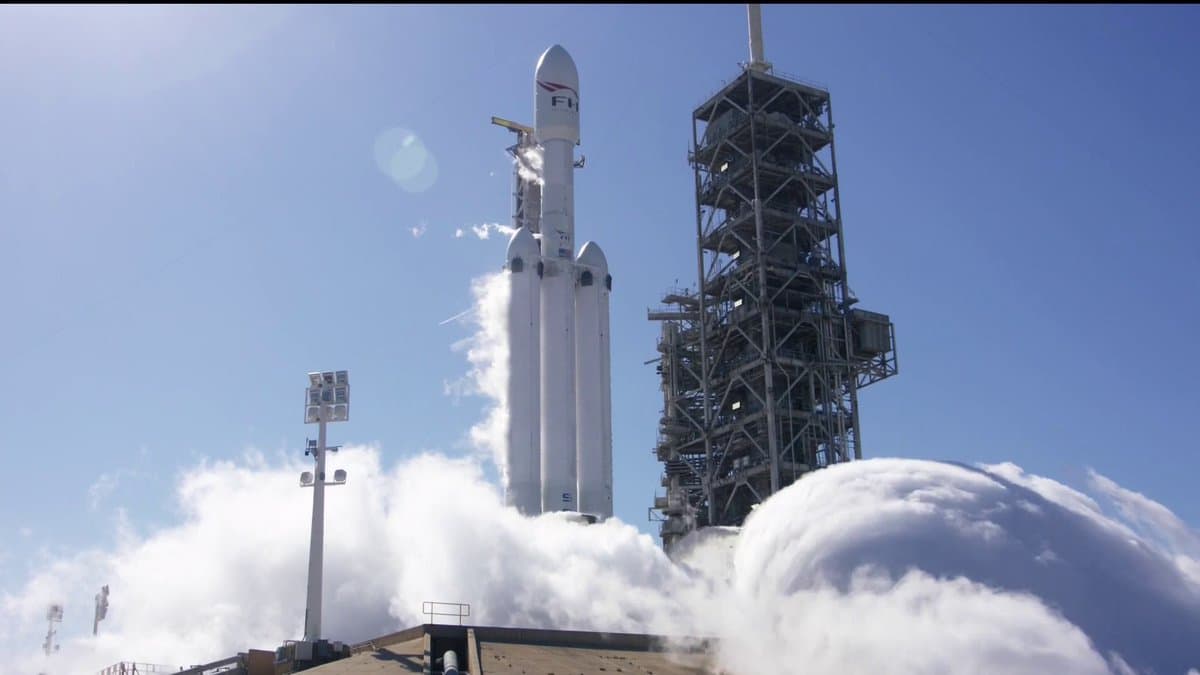 SpaceX дунёдаги энг кучли ракетани синовдан ўтказди