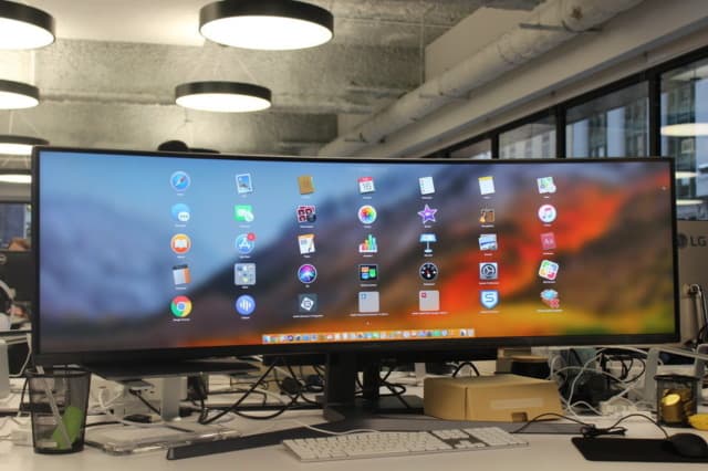 Samsung’ning yangi 49 dyuymli monitorida saytlar va dasturlar sinab ko‘rildi 
