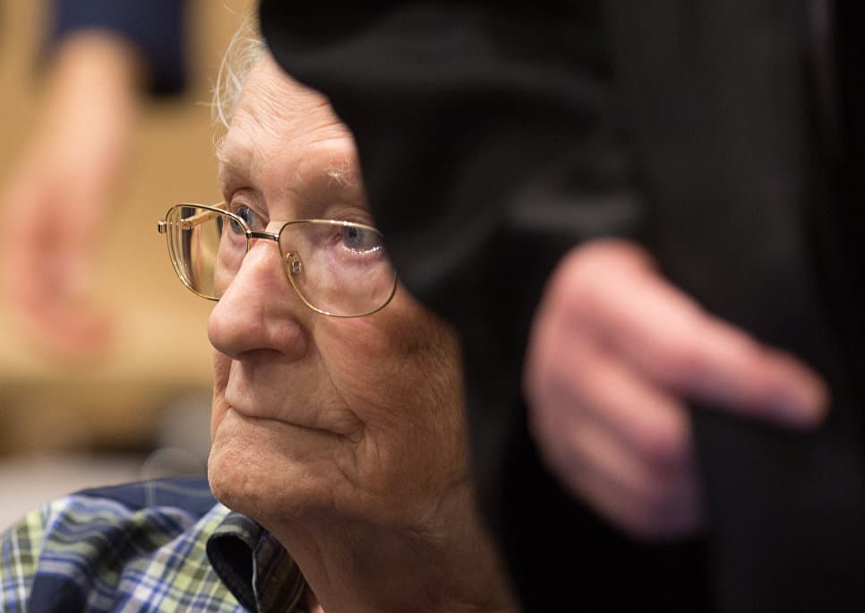 Germaniyada Osventsimning 96 yoshli hisobchisi afv etishlarini so‘radi