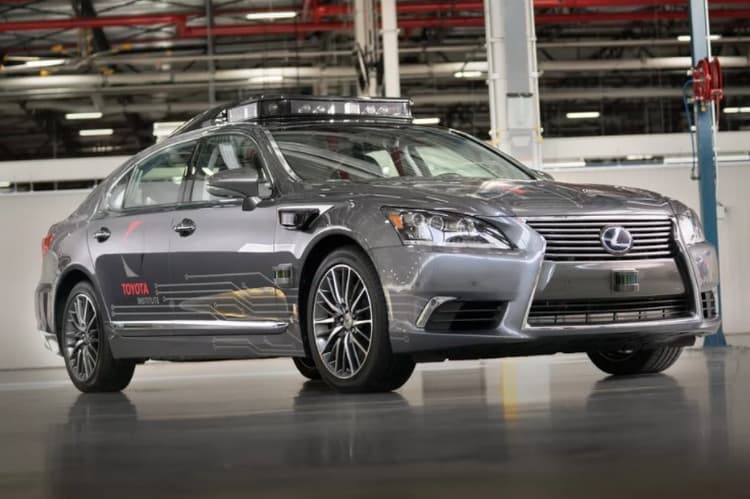 Toyota’ning haydovchisiz yangi avtomobili atrofdagi 200 metrni «ko‘rishi» mumkin
