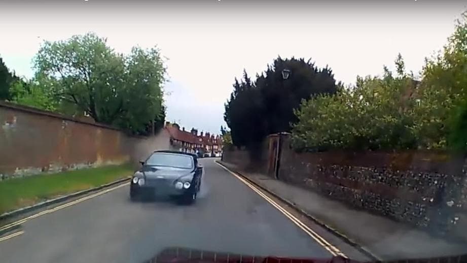 Internetda Bentley ishtirokidagi ro‘parama-ro‘para to‘qnashuv videosi paydo bo‘ldi (Video)