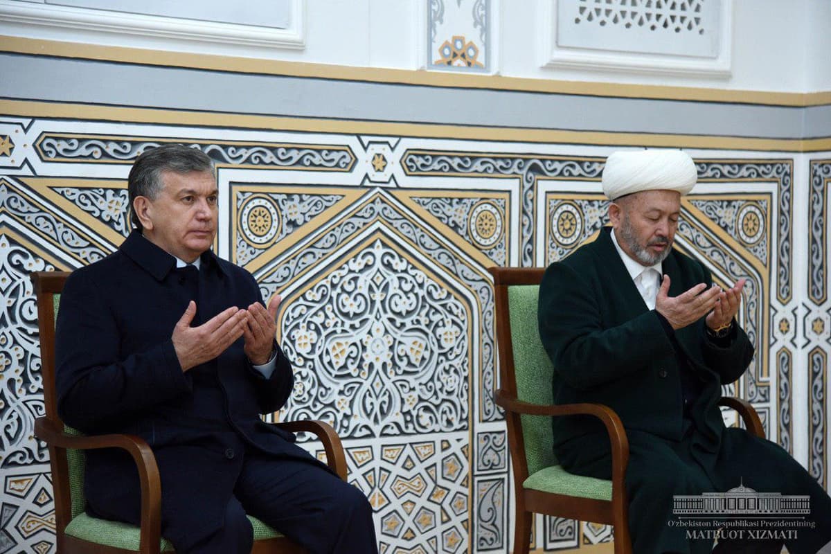 Шавкат Мирзиёев Ҳаким Термизий мақбарасида Ақтўбеда ҳалок бўлганлар ҳақига дуо қилди