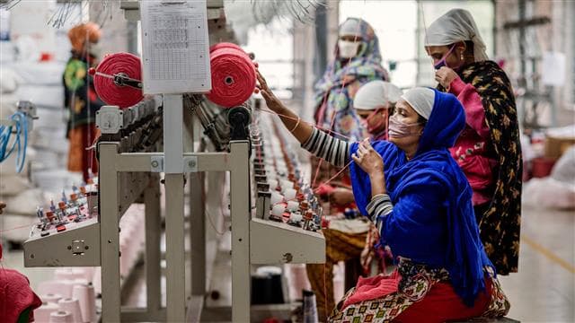 Tikuvchi-robotlar va inson mehnati - oqim bo‘ylab harakat
