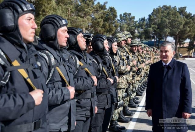 Shavkat Mirziyoyev harbiylar bilan uchrashdi