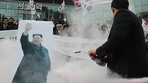 Seulda faollar Kim Chen In fotosuratini KXDR delegatsiyasi rahbari ko‘z o‘ngida yoqib yuborishdi