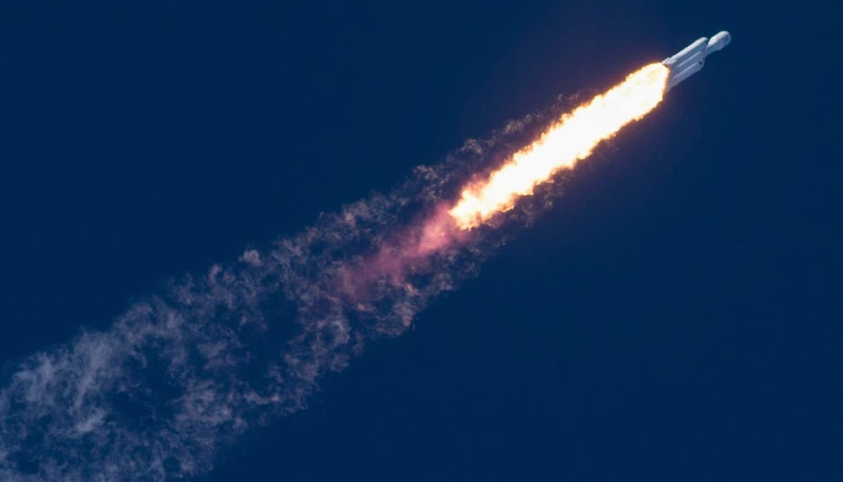 Falcon Heavy парвозининг жонли намойиши YouTube’да оммавийлик бўйича иккинчи бўлди