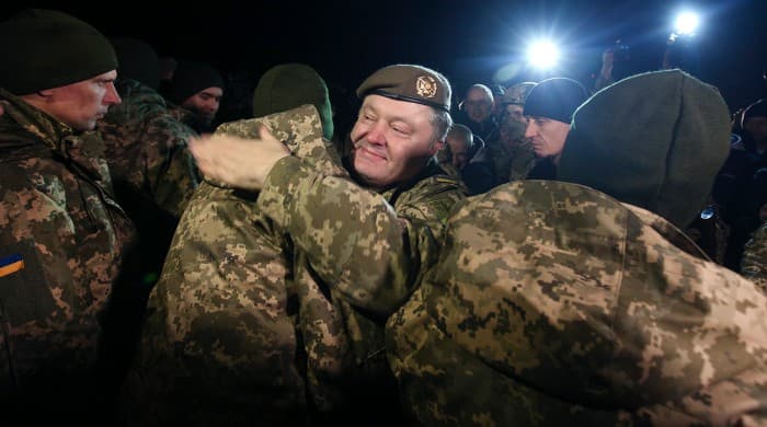 Poroshenko asirdan ozod qilingan ukrainaliklarni shaxsan o‘zi kutib oldi