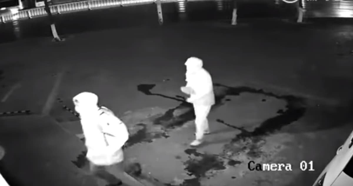 O‘g‘rilik vaqtida o‘g‘ri o‘z sherigini “nokautga” uchratdi (video)