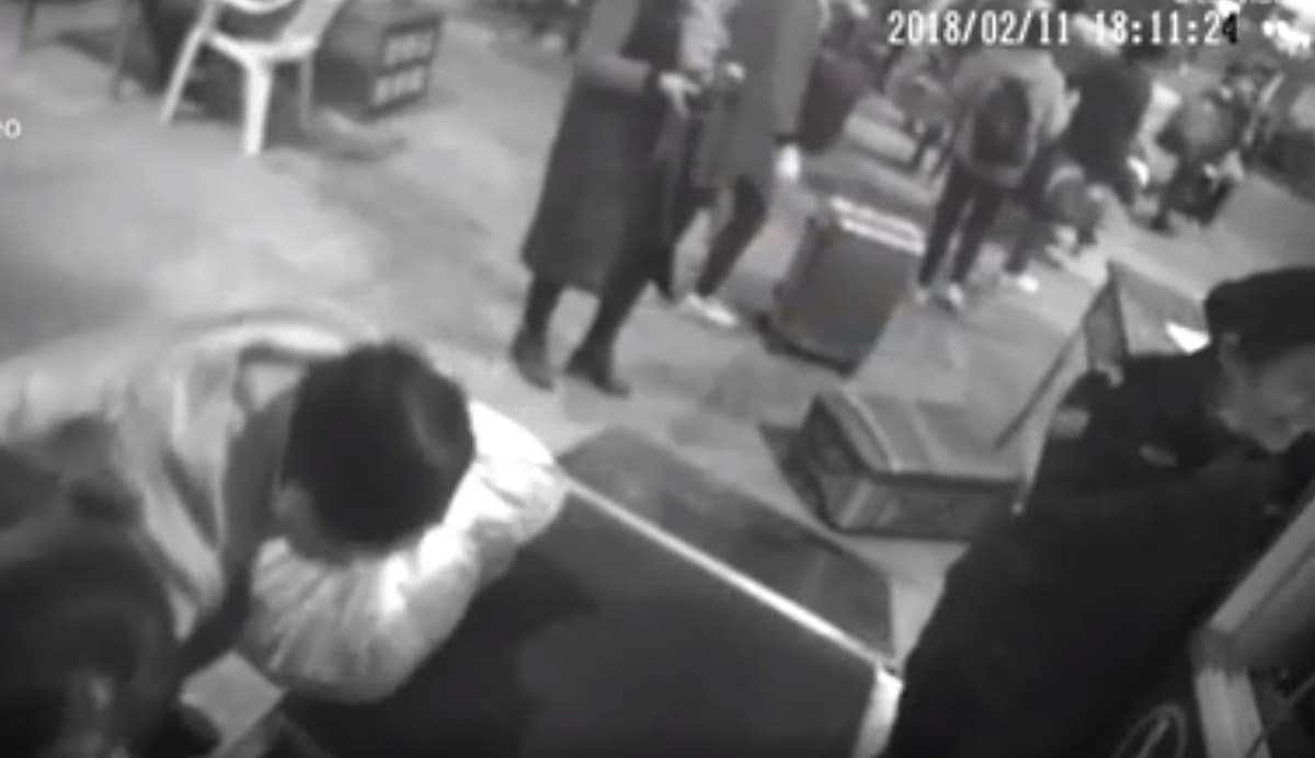 Ayol yukini hech kimga ishonmay u bilan rentgen qurilmasi ichiga kirib ketdi (video)