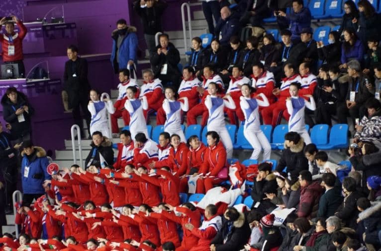 Shimoliy koreyalik muxlisalar Pyongchangdagi musobaqalarni “qizdirishmoqda” (video)