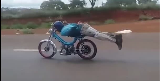 Braziliyada “Supermen” ko‘rinishida mototsikl haydagan erkak ushlandi