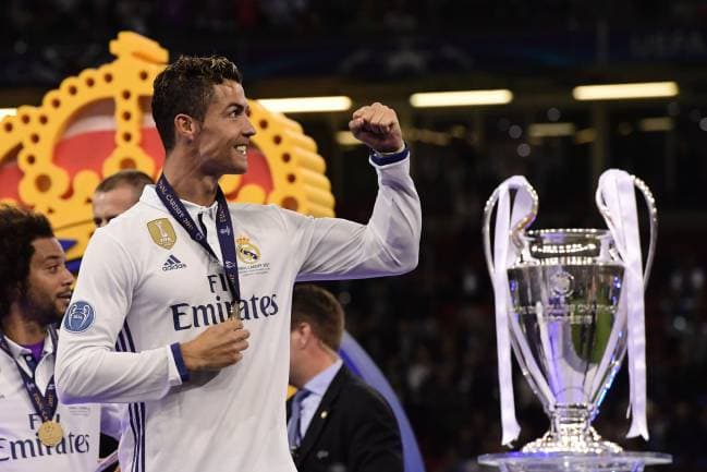 Kun fotosi: Ronaldu o‘zining barcha shaxsiy sovrinlari bilan