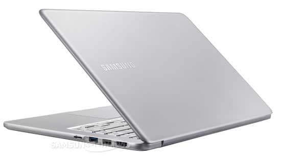 Samsung ultrayupqa noutbuk ustida ishlamoqda