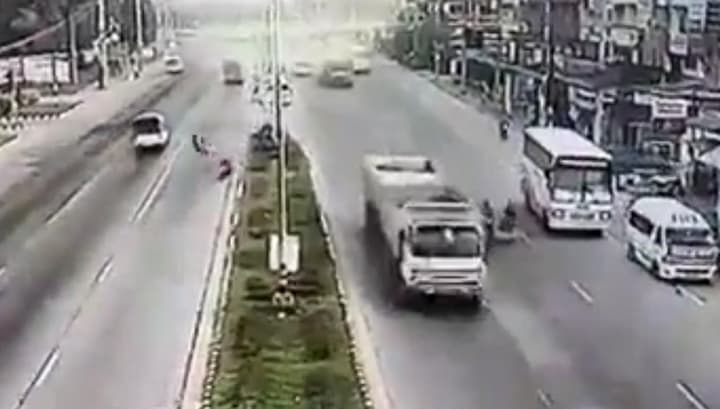 Yuk mashinasidan chiqib ketgan g‘ildirak falokatga sabab bo‘ldi (video)