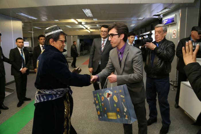 Singapur, Indoneziya va Malayziyadan kelgan 60 dan ziyod sayyoh Toshkent aeroportida kutib olindi