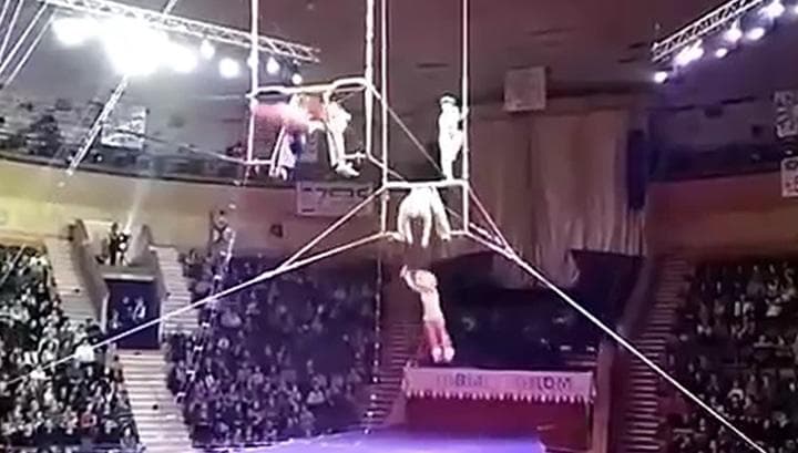 Tsirk gimnastikachisining manejga yiqilishi videoda qayd qilindi