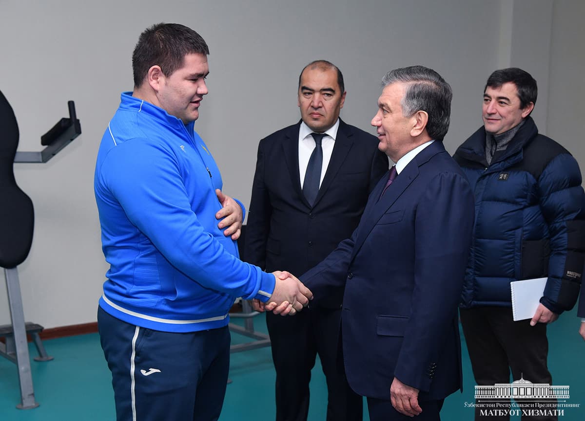 Prezident Nukusdagi oliy sport maktabiga bordi, qator sportchilarga uy va mashinalar berildi