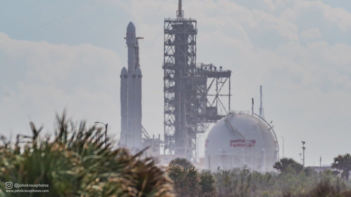 Falcon Heavy ўта оғир ракетаси парвозга шай ҳолатга келтирилди (видео)