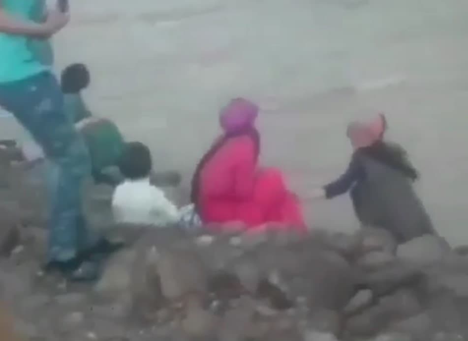 Tojikistonda selfi olmoqchi bo‘lgan ikki qiz daryoga tushib ketib, halok bo‘ldi (video)