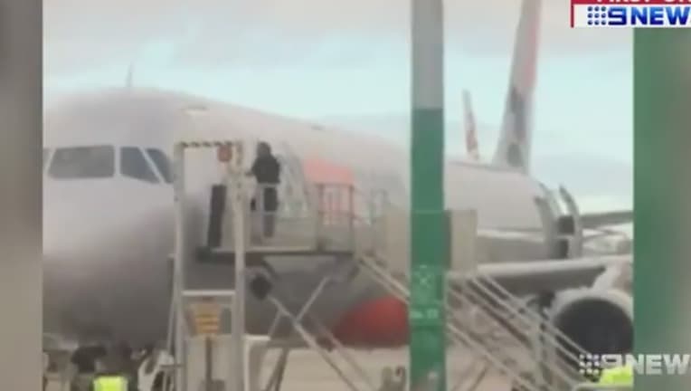 Samolyotga kech qolgan yo‘lovchi uni “shturm bilan olmoqchi” bo‘ldi (video)