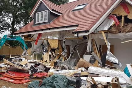 Aldangan quruvchi o‘zi qurgan uylarni buzib tashladi