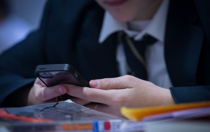 Ekspert fikri: o‘quvchilarga dars paytida telefondan foydalanishga ruxsat berish kerak