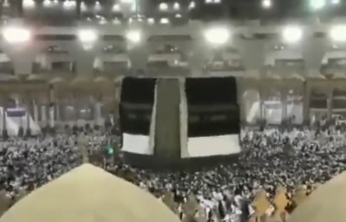 Makkada ro‘y bergan kuchli shamol Ka'ba yoping‘ichini uchirib ketdi - video