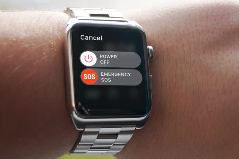 Эркак уйқусида Apple Watch орқали 911’ни чақирди ва уйига кириб келган уч полициячи туфайли уйғониб кетди