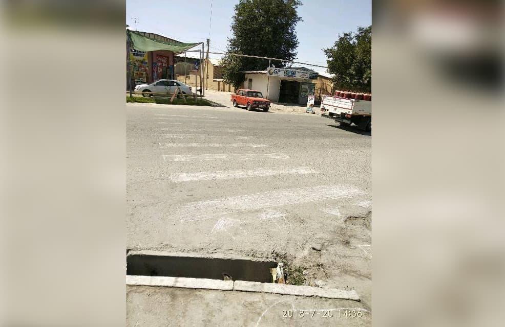 Bolalar serqatnov yo‘ldagi «zebra»ni bo‘r bilan qayta tiklamoqchi bo‘lishdi - video