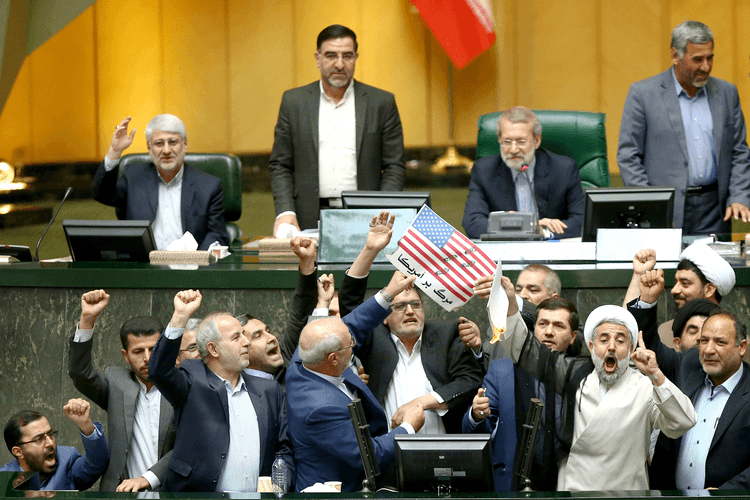 Eron parlamentida AQSh bayrog‘i yoqib yuborildi (video) 