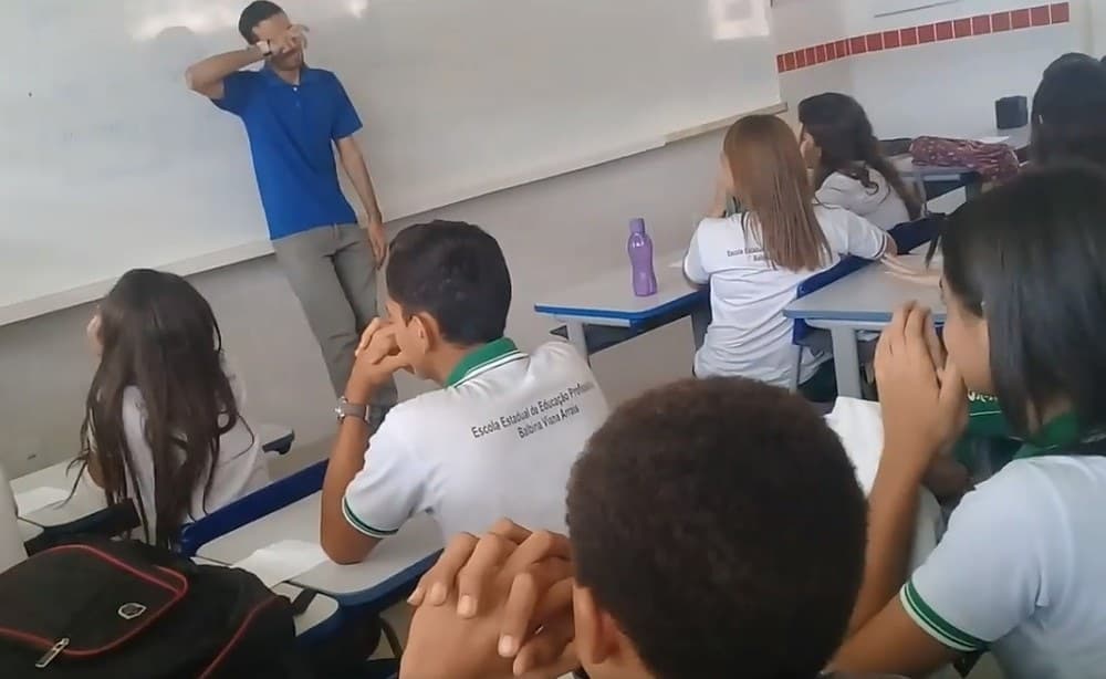 O‘quvchilarning o‘z o‘qituvchilari haqida qayg‘urishi ta'sirli voqeaga aylanib ketdi (video)