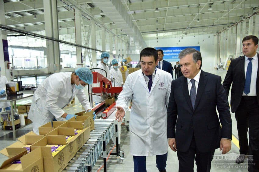 Mirziyoyev qandolat fabrikasiga bordi